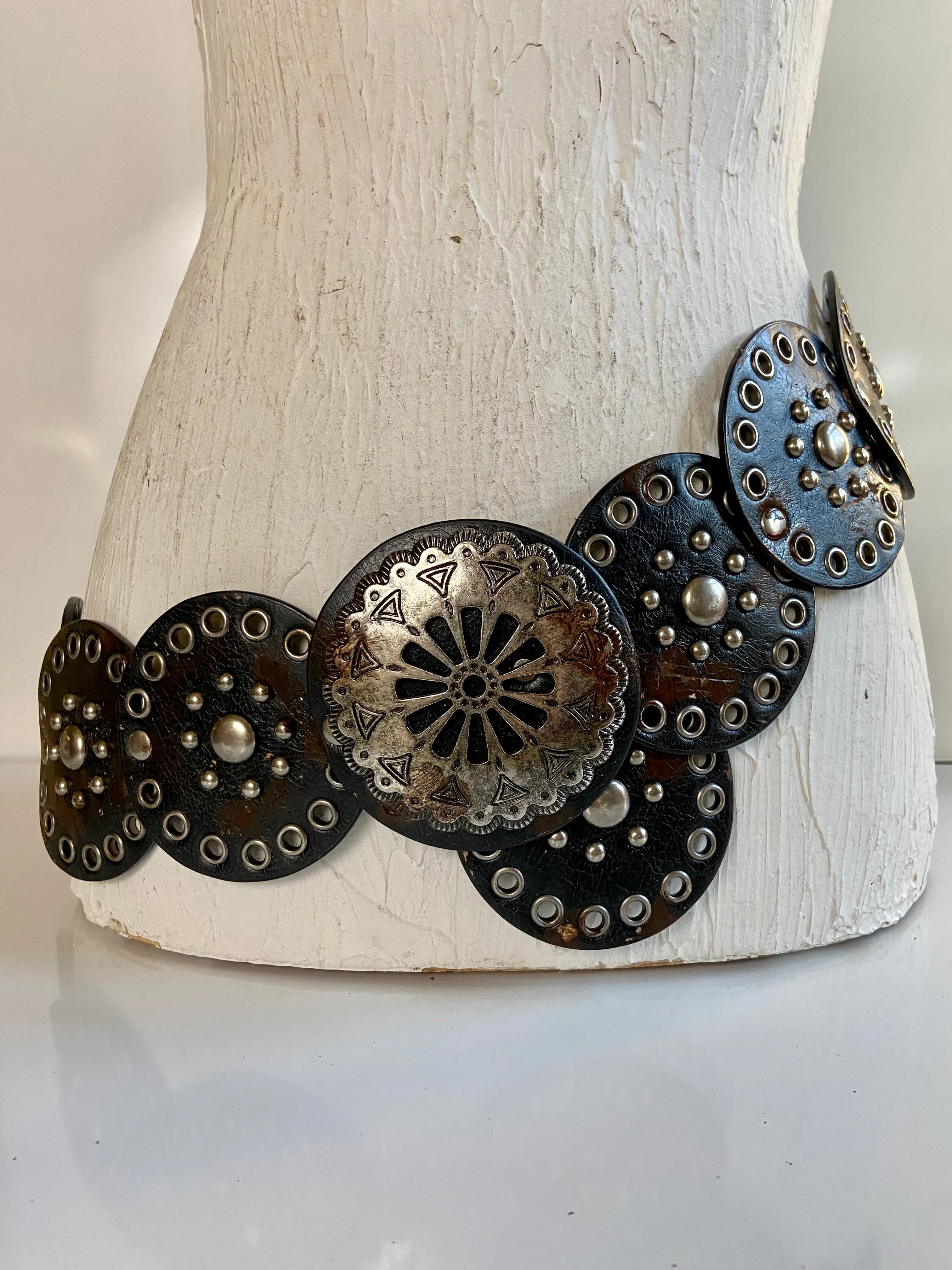 Leather circles belt