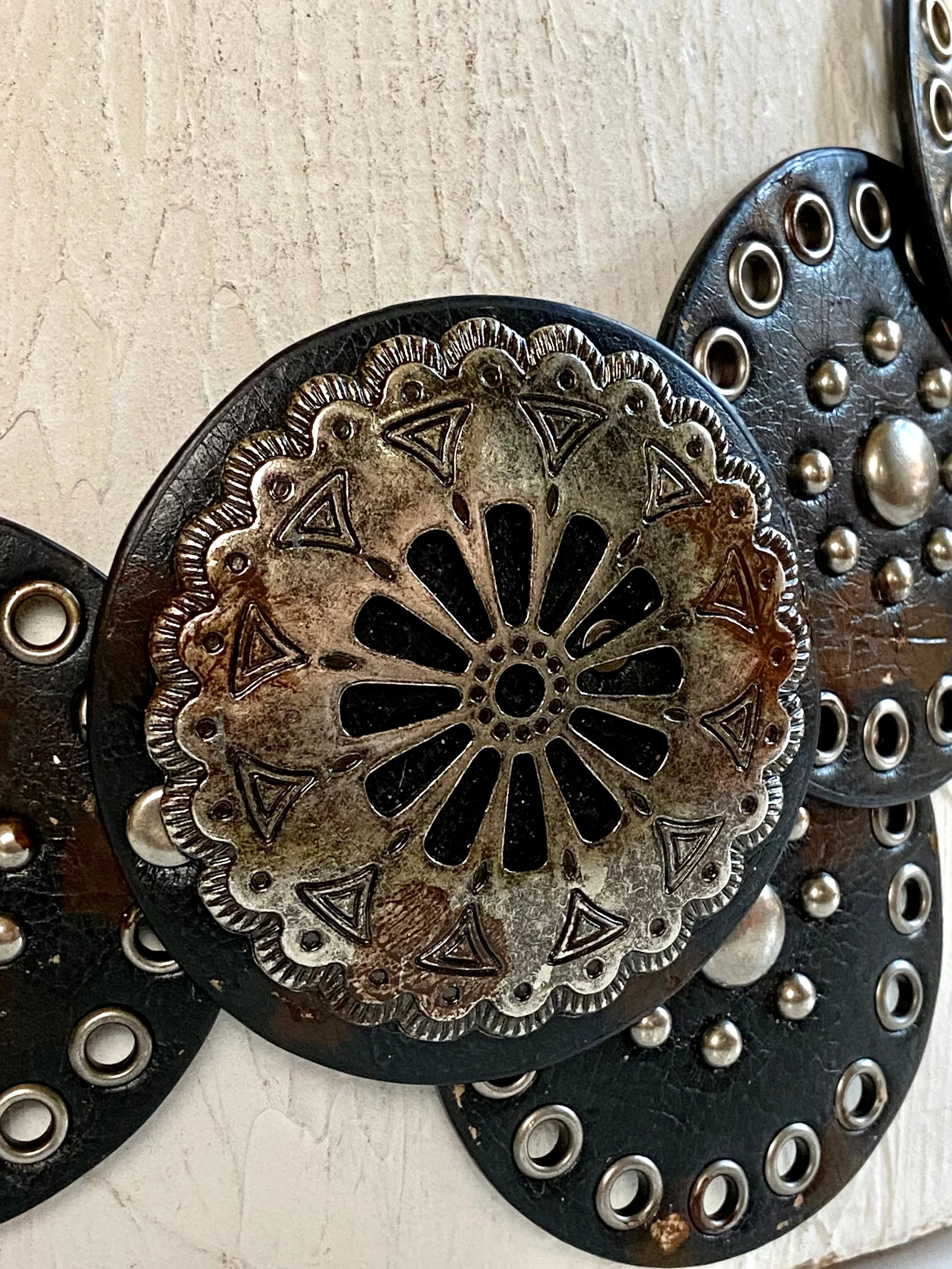 Leather circles belt